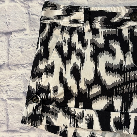 Express Design Studio Size 6 Black White Cuffed Hem Shorts - Picture 4 of 15